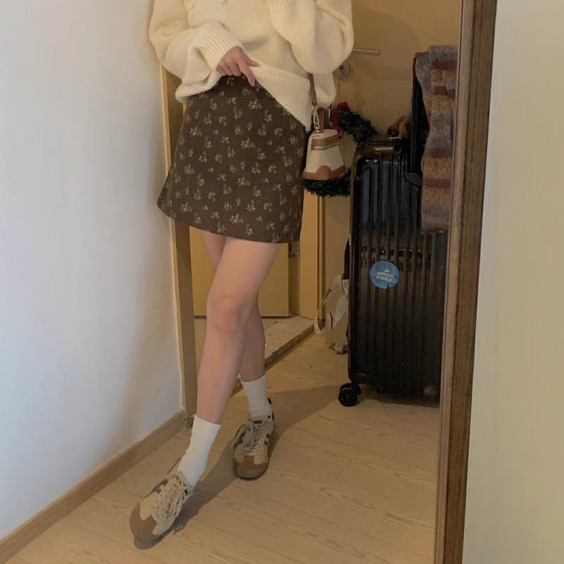 2024 Women s Retro Floral High Waist Corduroy A-Line Midi Skirt - Autumn/Winter Slimming Fashion S
2024 Women s Retro Floral High Waist Corduroy A-Line Midi Skirt - Autumn/Winter Slimming Fashion S