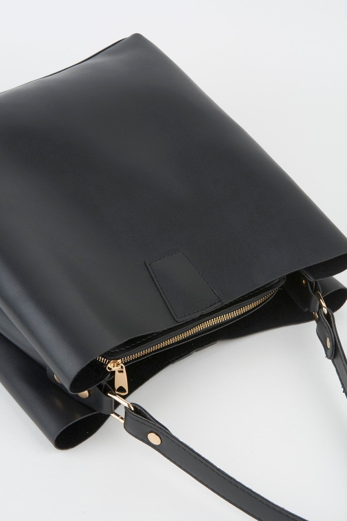 Women s Stylish and Useful Shoulder bag Women s Black Soft Cut Leather 3 Compartment Zipper and Snap Closure Handbag and Shoulder Bag
Women s Stylish and Useful Shoulder bag Women s Black Soft Cut Leather 3 Compartment Zipper and Snap Closure Handbag and Shoulder Bag