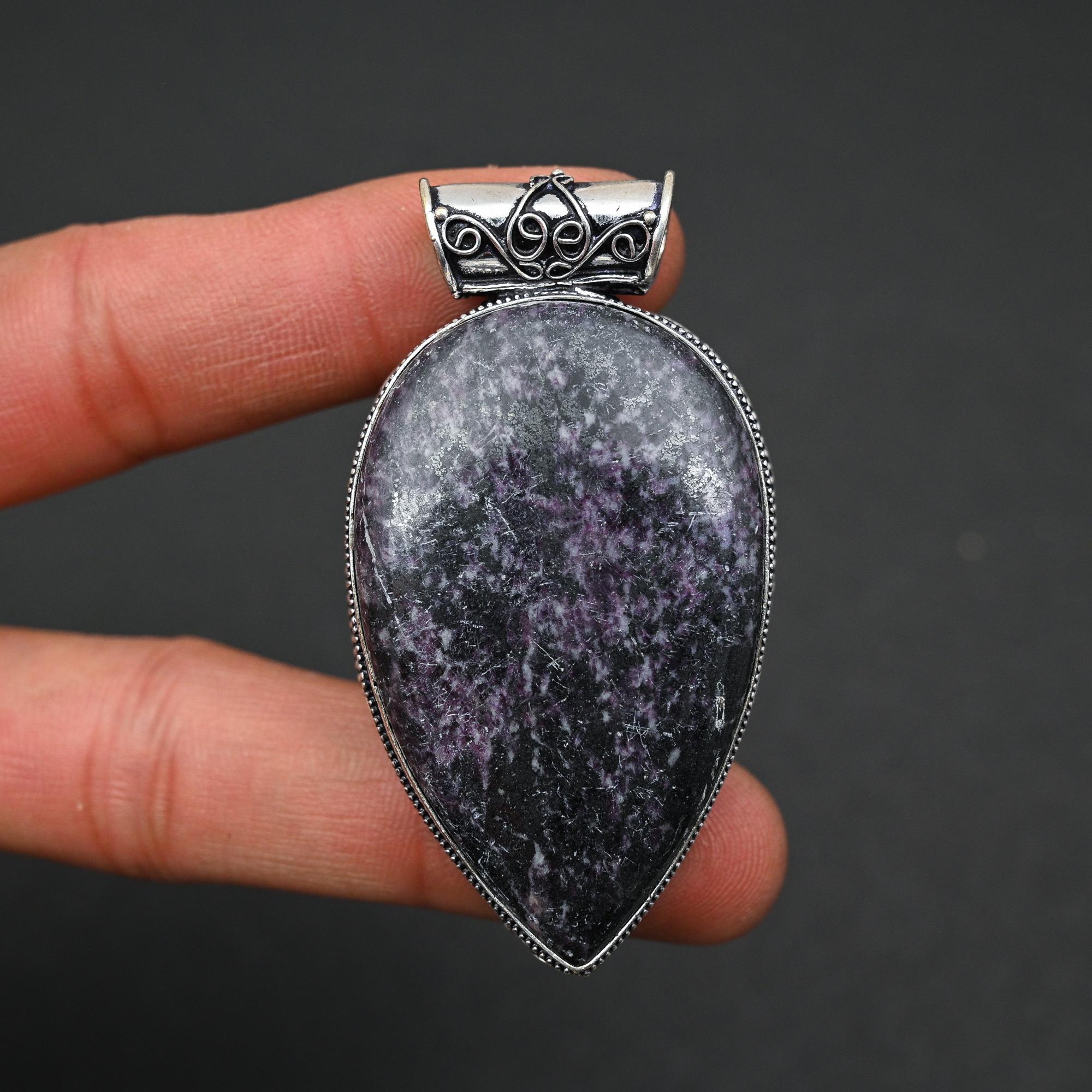 Кулон с лепидолитом, подвеска из стерлингового серебра 925 пробы, оригинальный кулон с драгоценным камнем, красивые серебряные украшения ручной работы, винтажный кулон, подарок на годовщину 
Кулон с лепидолитом, подвеска из стерлингового серебра 925 пробы, оригинальный кулон с драгоценным камнем, красивые серебряные украшения ручной работы, винтажный кулон, подарок на годовщину