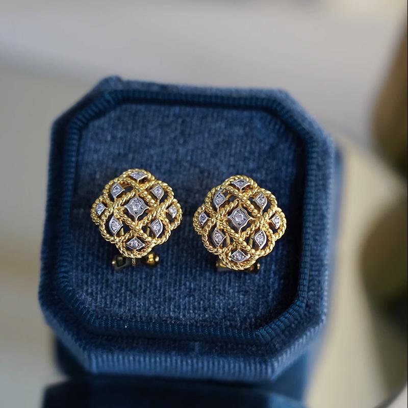 Huitan Vintage Hollow Stud Earrings Two Tone Rhombic Shaped Women Earrings Piercing Temperament Lady Accessories New Zircon
Huitan Vintage Hollow Stud Earrings Two Tone Rhombic Shaped Women Earrings Piercing Temperament Lady Accessories New Zircon