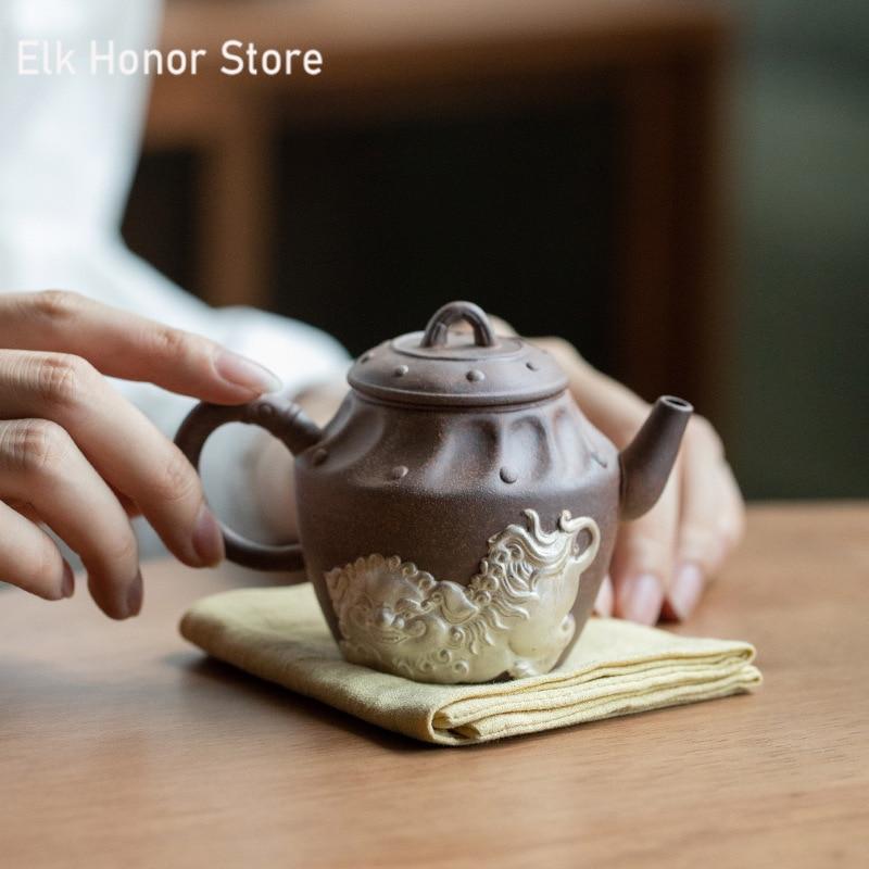 150ml Tracing Silver Awake Lion Teapot Retro Old Rock Mud Pot Tea Soaking Kettle with Filter Tea Services Accessories Collection
150ml Tracing Silver Awake Lion Teapot Retro Old Rock Mud Pot Tea Soaking Kettle with Filter Tea Services Accessories Collection