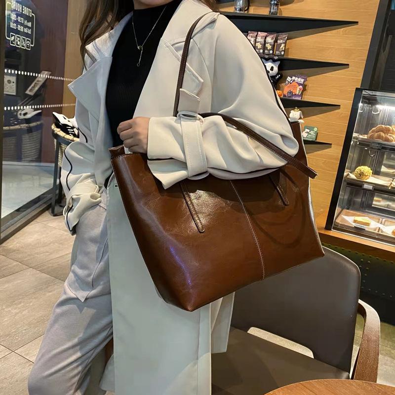 Genuine Leather Large Capacity Shoulder Bag New Fashionable and Versatile Commuting Women s Bag Two Layer Oil Wax Cowhide Large Tote Bag
Genuine Leather Large Capacity Shoulder Bag New Fashionable and Versatile Commuting Women s Bag Two Layer Oil Wax Cowhide Large Tote Bag