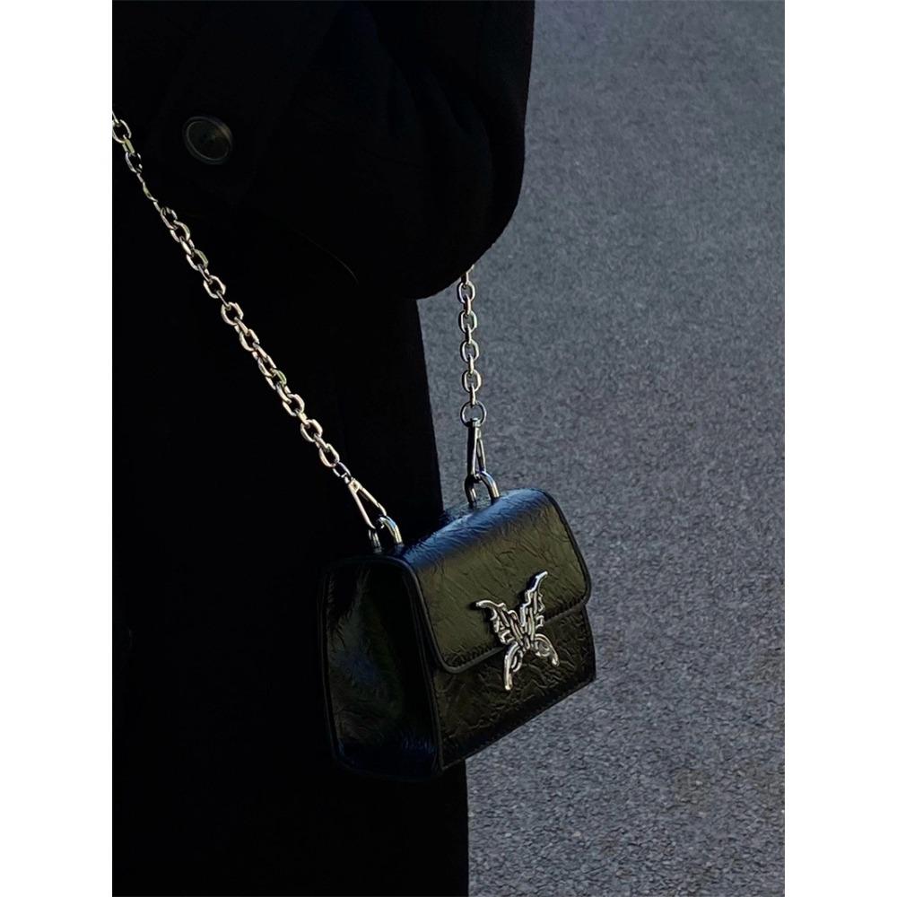 Bag, female messenger bag, niche original design, high-end sense, sweet and cool butterfly chain, mini lipstick, earphone square bag. чорний
Bag, female messenger bag, niche original design, high-end sense, sweet and cool butterfly chain, mini lipstick, earphone square bag. чорний
