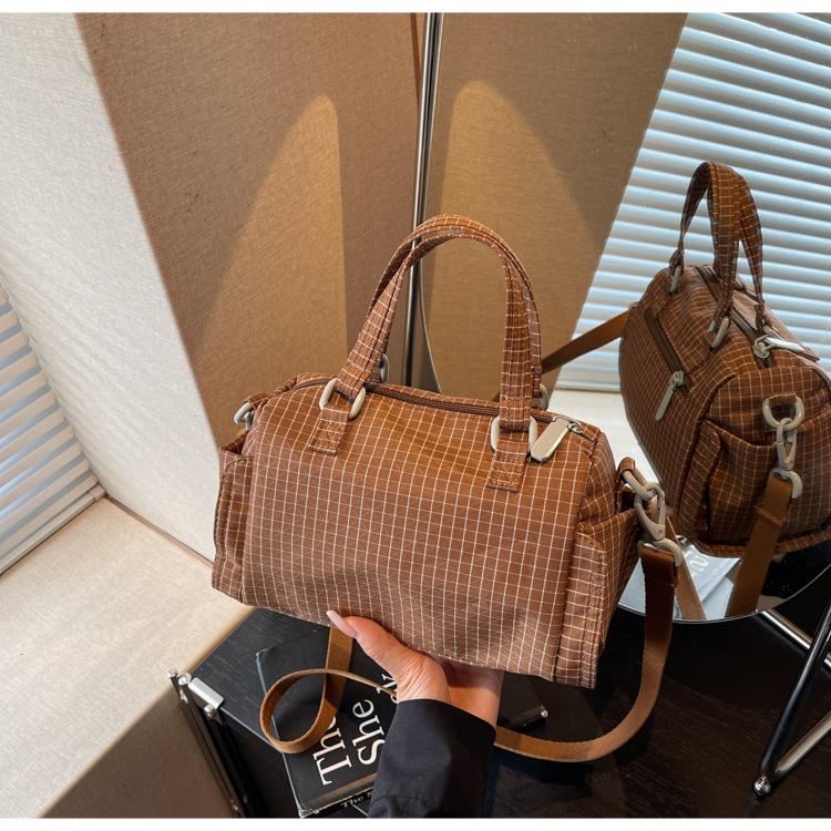 Light Large Capacity Nylon Crossbody Bags Casual Versatile Delicate Crossbody Bag High Quality Concise Women s Shoulder Bags світло-коричневого кольору
Light Large Capacity Nylon Crossbody Bags Casual Versatile Delicate Crossbody Bag High Quality Concise Women s Shoulder Bags світло-коричневого кольору