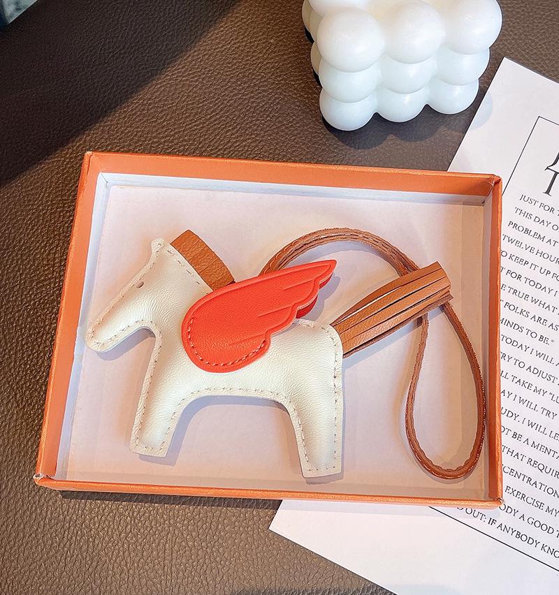 Ангел Пегас Ручної Роботи Шкіряний Брелок - Мила Жіноча Прикраса для Сумки та Брелок для Ключів Автомобіля
Ангел Пегас Ручної Роботи Шкіряний Брелок - Мила Жіноча Прикраса для Сумки та Брелок для Ключів Автомобіля