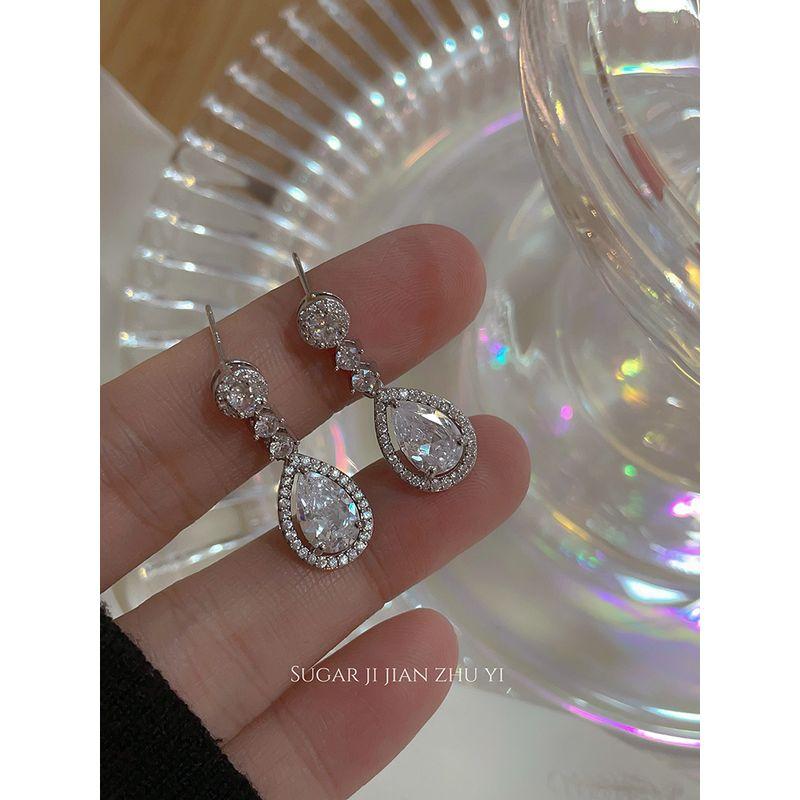 Sugar Accessible Luxury Rhinestone Water Drop Earrings Women s New 2023 Best Selling Elegant Socialite Fancy Ear Studs Earrings for Women Silver
Sugar Accessible Luxury Rhinestone Water Drop Earrings Women s New 2023 Best Selling Elegant Socialite Fancy Ear Studs Earrings for Women Silver