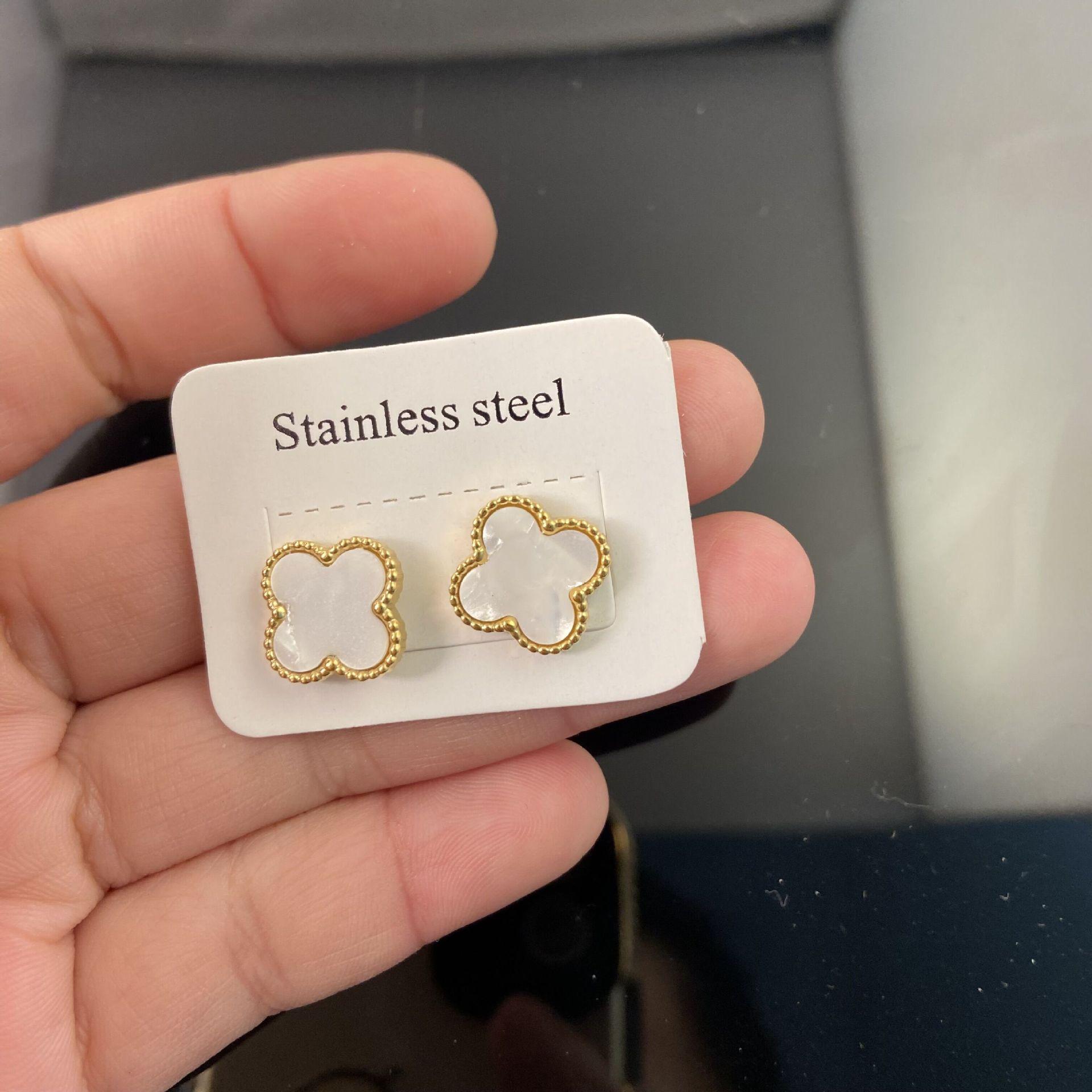 Устойчивые к выцветанию серьги из титановой стали с четырьмя лепестками клевера, устойчивые к аллергии серьги из высококачественного золота 18 карат, лучший подарок для друзей белый
Устойчивые к выцветанию серьги из титановой стали с четырьмя лепестками клевера, устойчивые к аллергии серьги из высококачественного золота 18 карат, лучший подарок для друзей белый