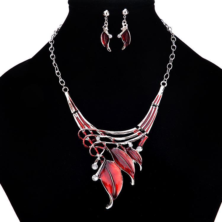 Классический набор колье и серег в форме листьев с эмалью и бриллиантами красный
Классический набор колье и серег в форме листьев с эмалью и бриллиантами красный