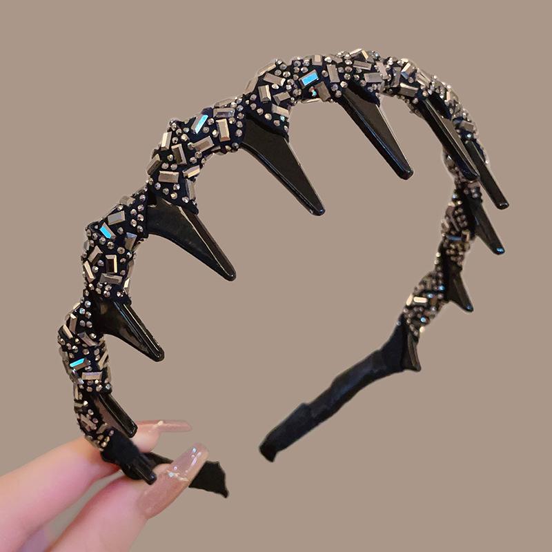 Exquisite Retro Diamond Fabric Headband: Luxurious & Versatile Hair Accessory
Exquisite Retro Diamond Fabric Headband: Luxurious & Versatile Hair Accessory