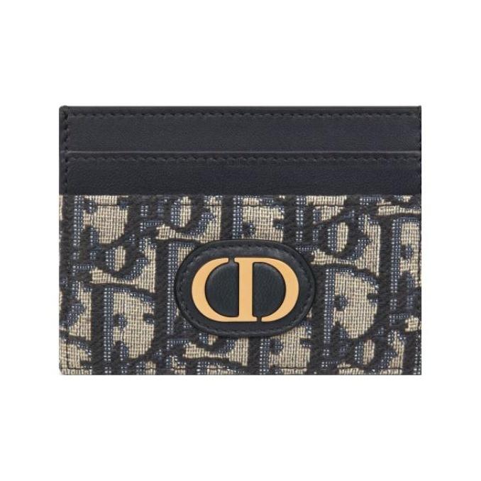 DIOR 30 Montaigne adorned with the CD logo featuring 5 card slots Oblique print fabric card holder women s model 30 blue One Size-Box(Basic Set+Box) синій
DIOR 30 Montaigne adorned with the CD logo featuring 5 card slots Oblique print fabric card holder women s model 30 blue One Size-Box(Basic Set+Box) синій