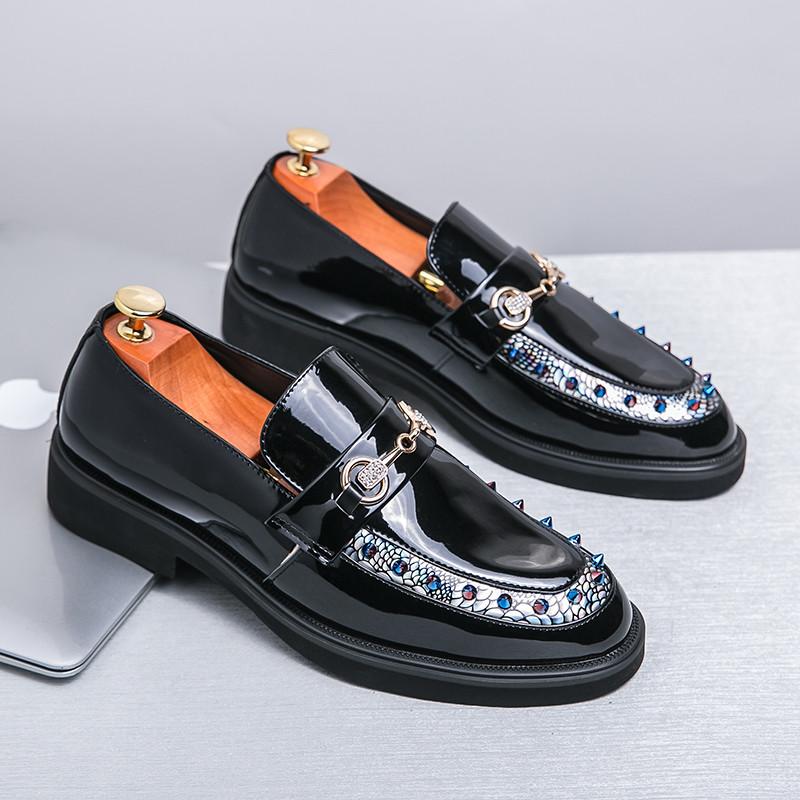 Блестящие мужские туфли с черными заклепками, роскошные дизайнерские туфли для мужчин, деловые, повседневные, без застежек, лакированные туфли из натуральной кожи sapato social 38
Блестящие мужские туфли с черными заклепками, роскошные дизайнерские туфли для мужчин, деловые, повседневные, без застежек, лакированные туфли из натуральной кожи sapato social 38