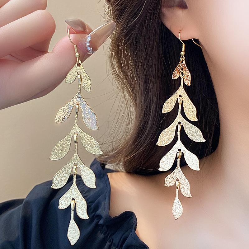 Leaf tassel ear hooks retro high-end fashion earrings cold style personality temperament
Leaf tassel ear hooks retro high-end fashion earrings cold style personality temperament
