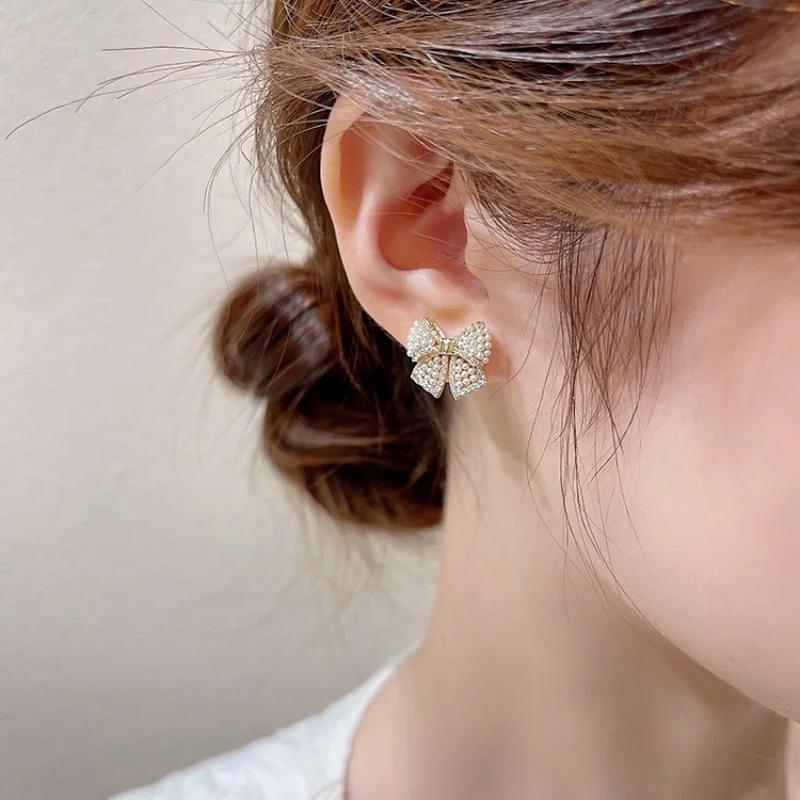 Full White Imitation Pearl Crystal Big Bowknot Stud Earring for Women Temperament Sweet Zircon Christmas Girlfriend Gift
Full White Imitation Pearl Crystal Big Bowknot Stud Earring for Women Temperament Sweet Zircon Christmas Girlfriend Gift