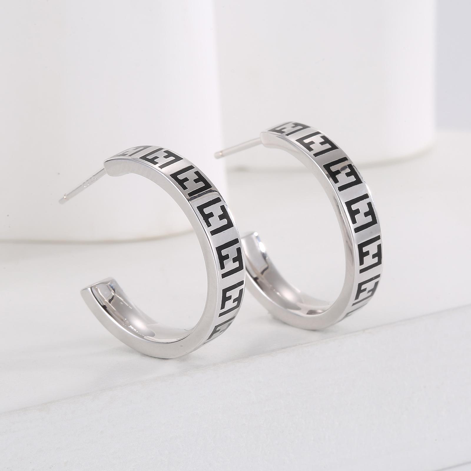 Высококачественные квадратные серьги с бриллиантами и жемчугом в форме буквы F для осени и зимы 925 silver needle 7.2g
Высококачественные квадратные серьги с бриллиантами и жемчугом в форме буквы F для осени и зимы 925 silver needle 7.2g