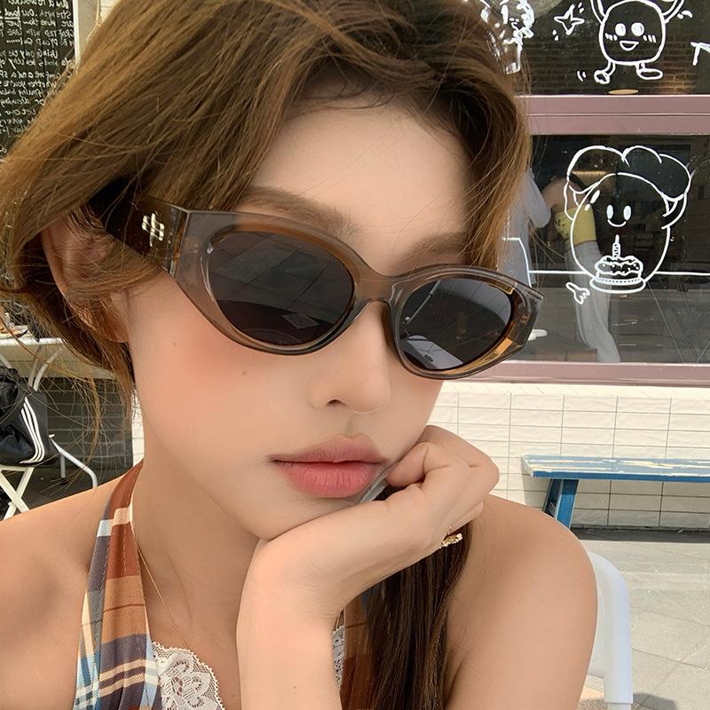 Women s sunglasses, fashionable cat eye sunglasses, men s and women s driving sunglasses.
Women s sunglasses, fashionable cat eye sunglasses, men s and women s driving sunglasses.