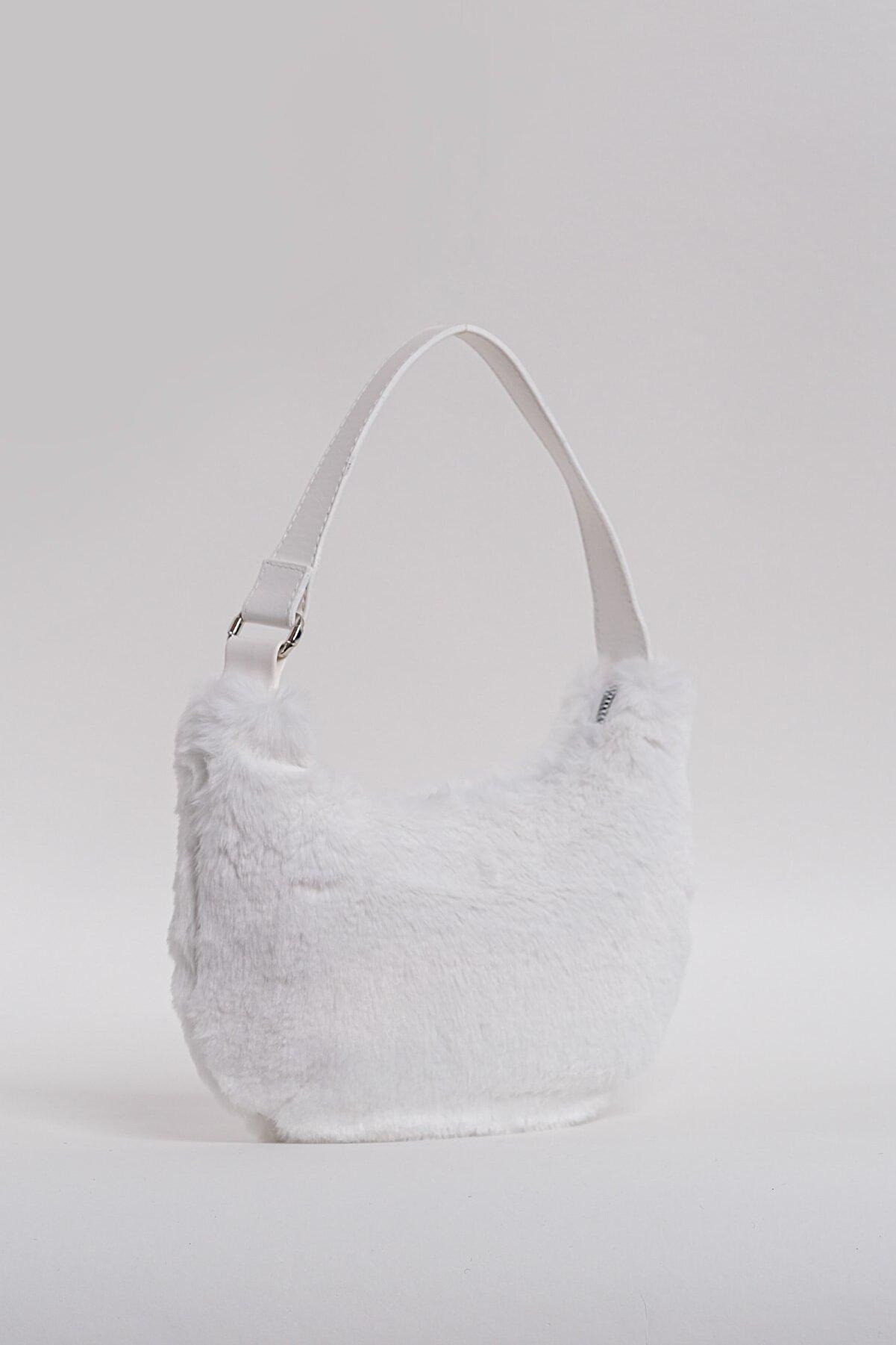 Женская сумка из искусственного меха белая 61022
Женская сумка из искусственного меха белая 61022