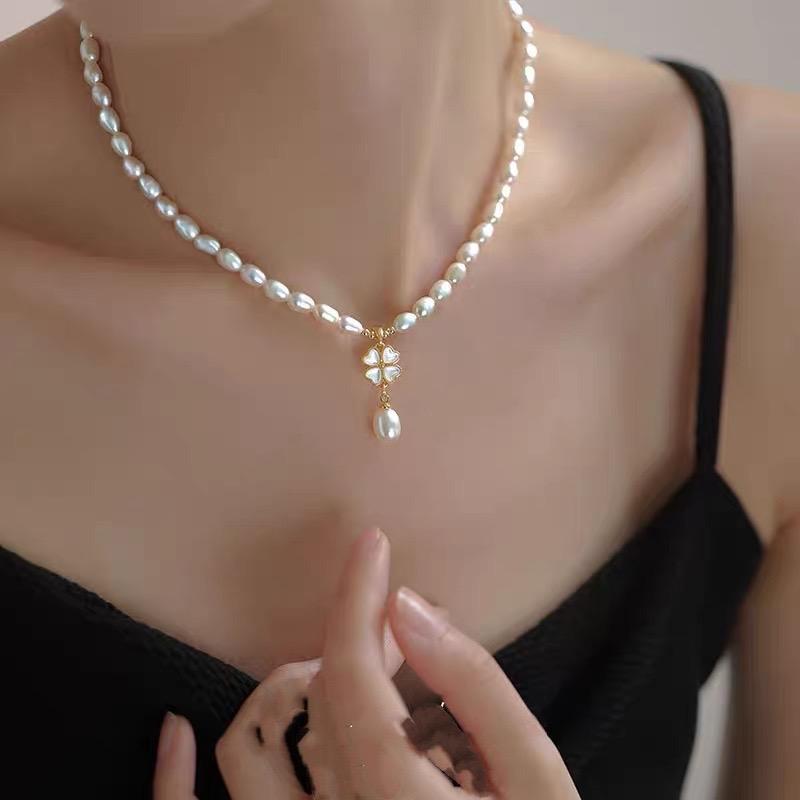 Strong Light Rice Grain Freshwater Pearl Necklace Femininity Fashion Cold Wind Fritillary Lucky Grass Pendant Collarbone Chain
Strong Light Rice Grain Freshwater Pearl Necklace Femininity Fashion Cold Wind Fritillary Lucky Grass Pendant Collarbone Chain