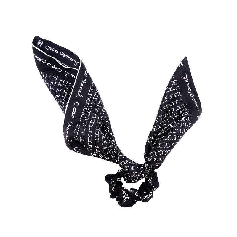 CHANEL Full Logo Printed Silk Hair Tie Women s Black Large Intestine Hair Tie чорний
CHANEL Full Logo Printed Silk Hair Tie Women s Black Large Intestine Hair Tie чорний