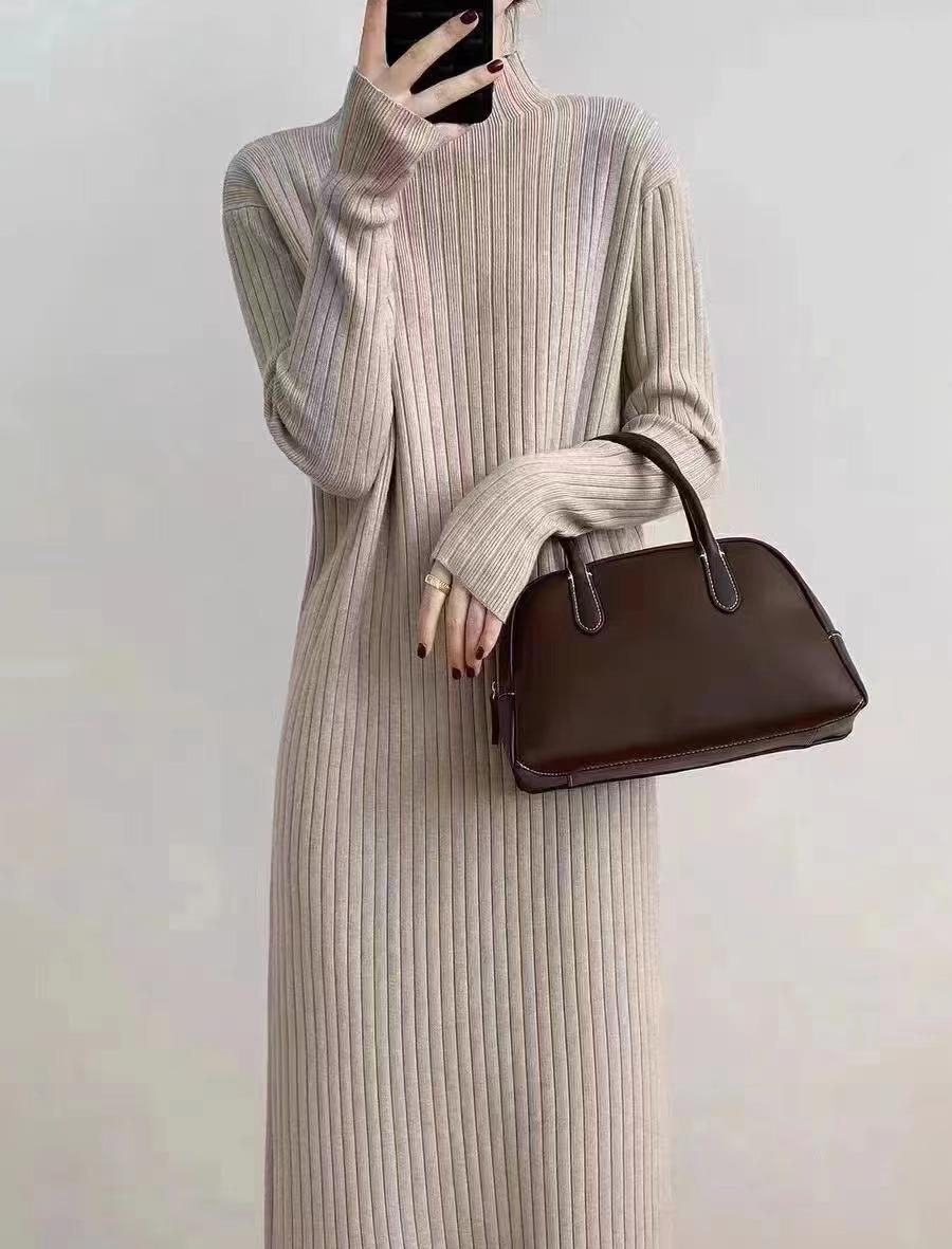 Длинное трикотажное платье, свитер с высоким воротником и бахромой one size серый
Длинное трикотажное платье, свитер с высоким воротником и бахромой one size серый