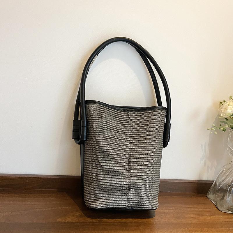 Стильная и простая плетеная портативная сумка-ведро женская осенне-зимняя новая высококлассная сумка на плечо для морского отдыха чёрный