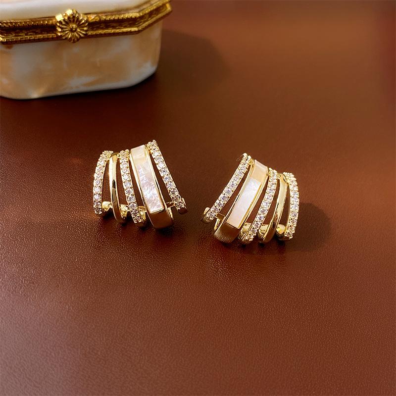 Fashion Micro Diamond Claw Geometric Silver Needle Earrings Real Gold Electroplating Fashion French Temperament Earrings
Fashion Micro Diamond Claw Geometric Silver Needle Earrings Real Gold Electroplating Fashion French Temperament Earrings
