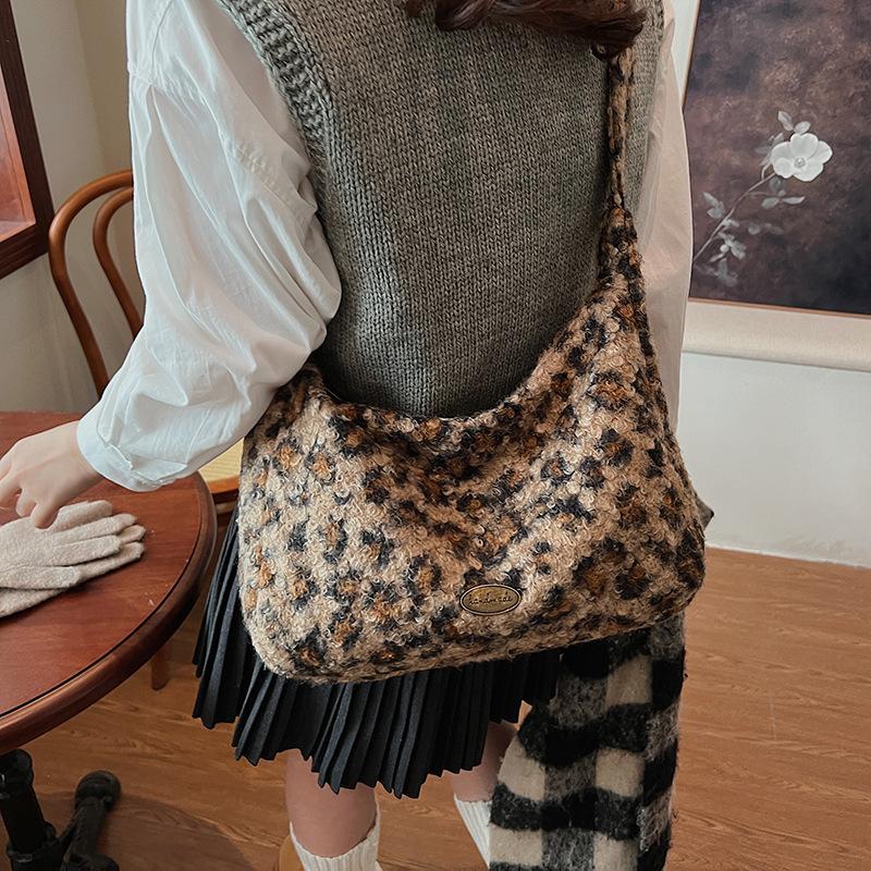 New retro leopard print armpit bag fashionable women s shoulder bag casual and versatile going out shopping bag Korean version 31*13*24 цветной печати леопарда
New retro leopard print armpit bag fashionable women s shoulder bag casual and versatile going out shopping bag Korean version 31*13*24 цветной печати леопарда