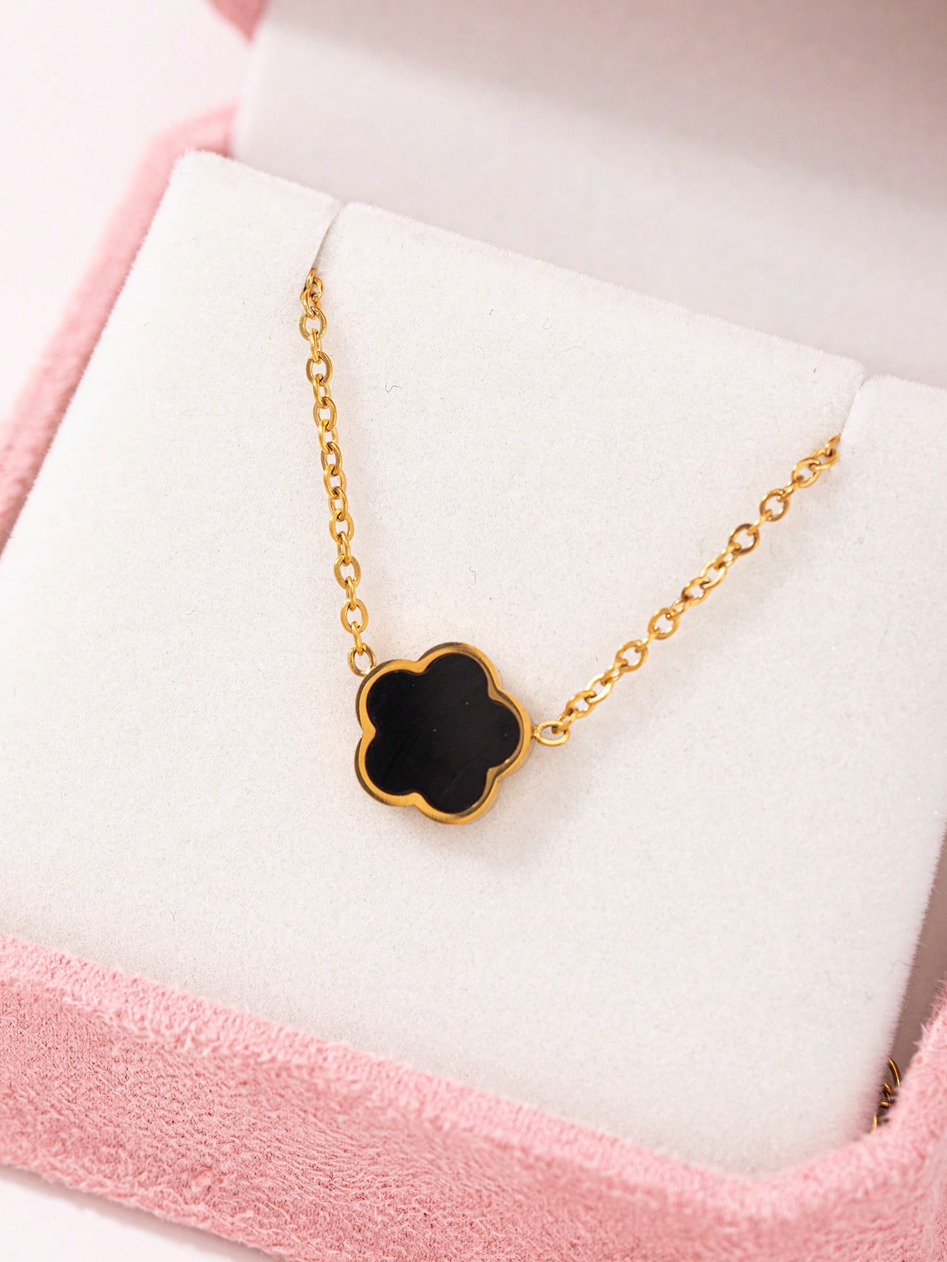1PC Stainless Steel Pendant Necklace Clover And Flower Design for Women Versatile Occasion Jewelry Unboxed чорний
1PC Stainless Steel Pendant Necklace Clover And Flower Design for Women Versatile Occasion Jewelry Unboxed чорний