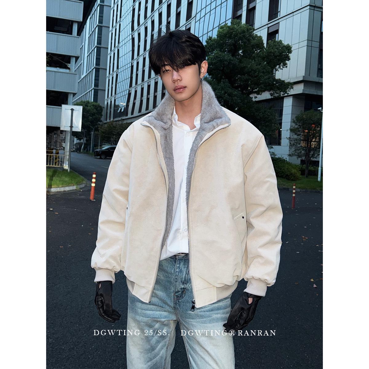Men s Retro Two-Tone Mink Fur Heavyweight Bomber Jacket with Golden Eagle Design Medium абрикосовий
Men s Retro Two-Tone Mink Fur Heavyweight Bomber Jacket with Golden Eagle Design Medium абрикосовий