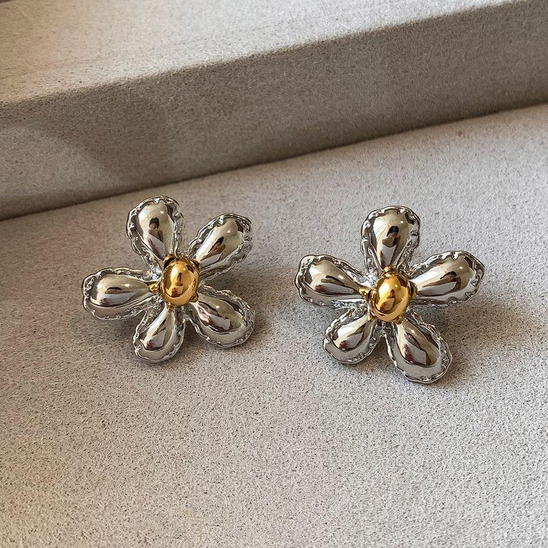European and American Ins Style Silver Metal Flower Earrings for Women, Light Luxury Niche Unique Temperament Earrings, Super Popular Model in 2026 Silver Flower Earrings
European and American Ins Style Silver Metal Flower Earrings for Women, Light Luxury Niche Unique Temperament Earrings, Super Popular Model in 2026 Silver Flower Earrings