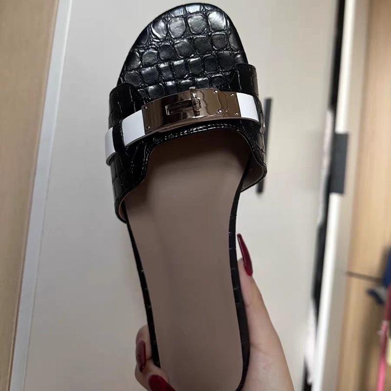 Niche design metal lock slippers women wear black flat bottom word beach cool slippers burst 40 чорний
Niche design metal lock slippers women wear black flat bottom word beach cool slippers burst 40 чорний
