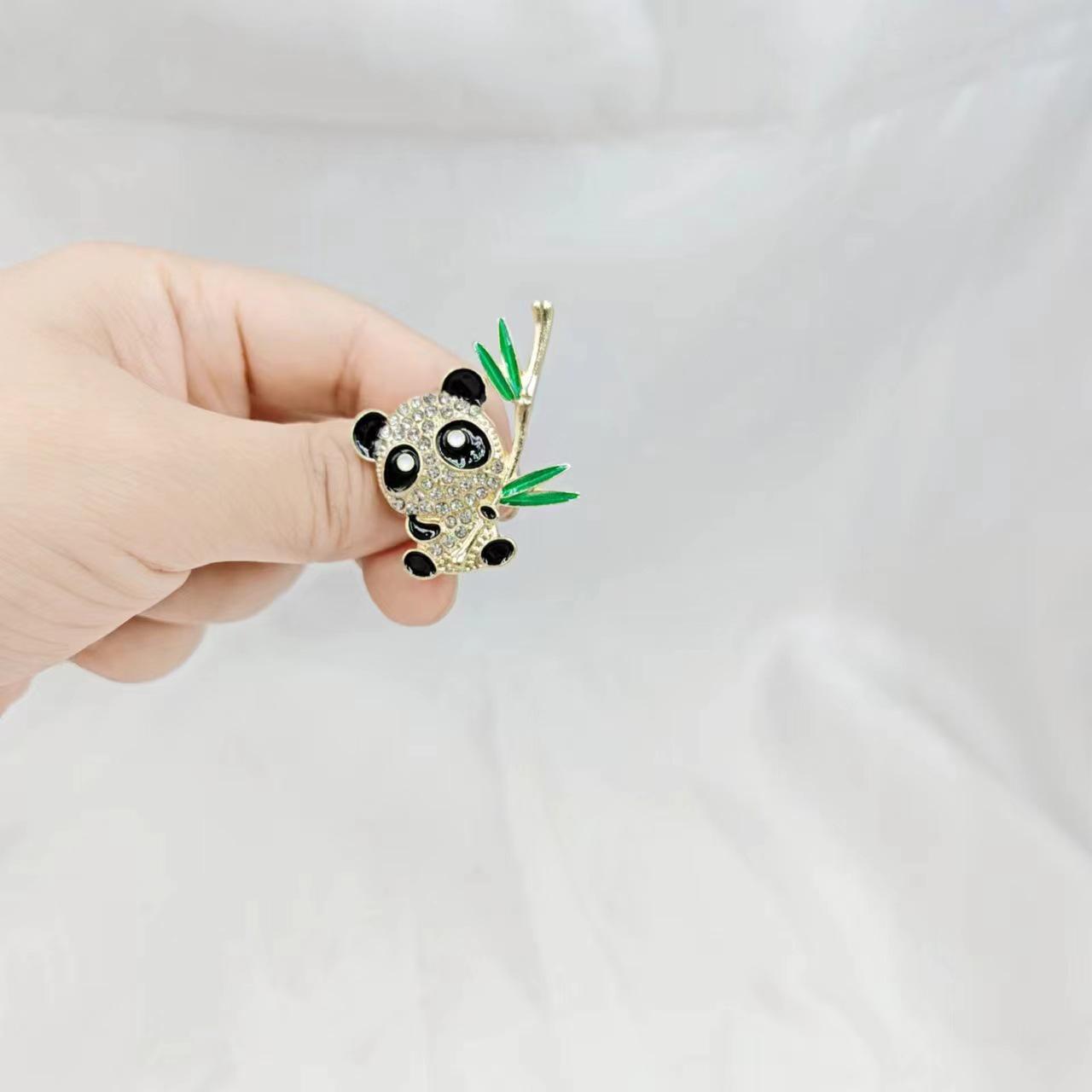 Элегантная брошь со стразами «Панда»: Китайский бамбук и зеленый дизайн для свитера или костюма
Элегантная брошь со стразами «Панда»: Китайский бамбук и зеленый дизайн для свитера или костюма