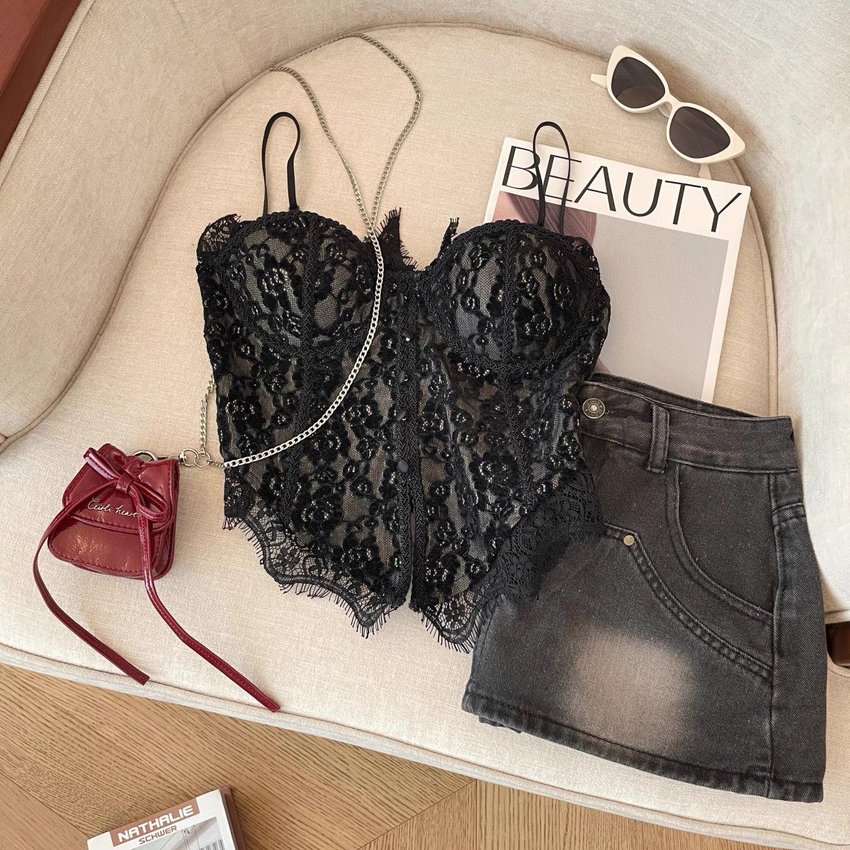 Sweet & Spicy Fishbone Lace Camisole with Chest Pads - Strapless Women s Tank Top One Size (Fits 75-115 kg)
Sweet & Spicy Fishbone Lace Camisole with Chest Pads - Strapless Women s Tank Top One Size (Fits 75-115 kg)