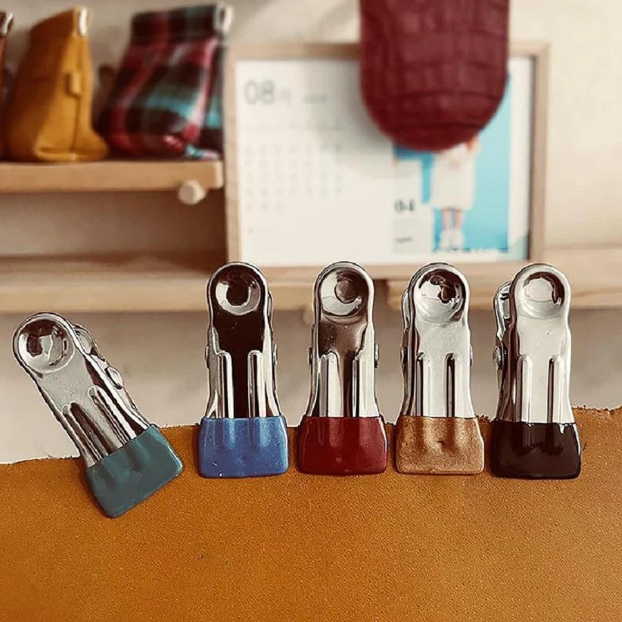 5/10Pcs DIY Leather Craft Metal Assistant Suture Clamp Handwork Fixing Leather Tool Seamless Clip
5/10Pcs DIY Leather Craft Metal Assistant Suture Clamp Handwork Fixing Leather Tool Seamless Clip