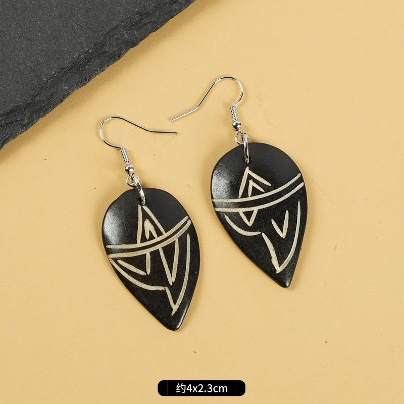 Original design Tibetan retro beef bone earrings niche personalized engraving earrings Xizang Mongolian earrings
Original design Tibetan retro beef bone earrings niche personalized engraving earrings Xizang Mongolian earrings