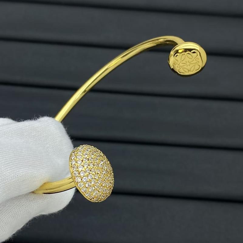 Квадратный полый узор, открывающийся полный бриллиантовый браслет, нишевый дизайн ювелирных изделий
Квадратный полый узор, открывающийся полный бриллиантовый браслет, нишевый дизайн ювелирных изделий