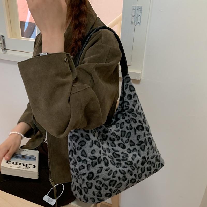 New Leopard Print Furry Top Handle Bag Comfortable and Versatile Texture Shoulder Bag Women Large Capacity Simple Storage Bags
New Leopard Print Furry Top Handle Bag Comfortable and Versatile Texture Shoulder Bag Women Large Capacity Simple Storage Bags
