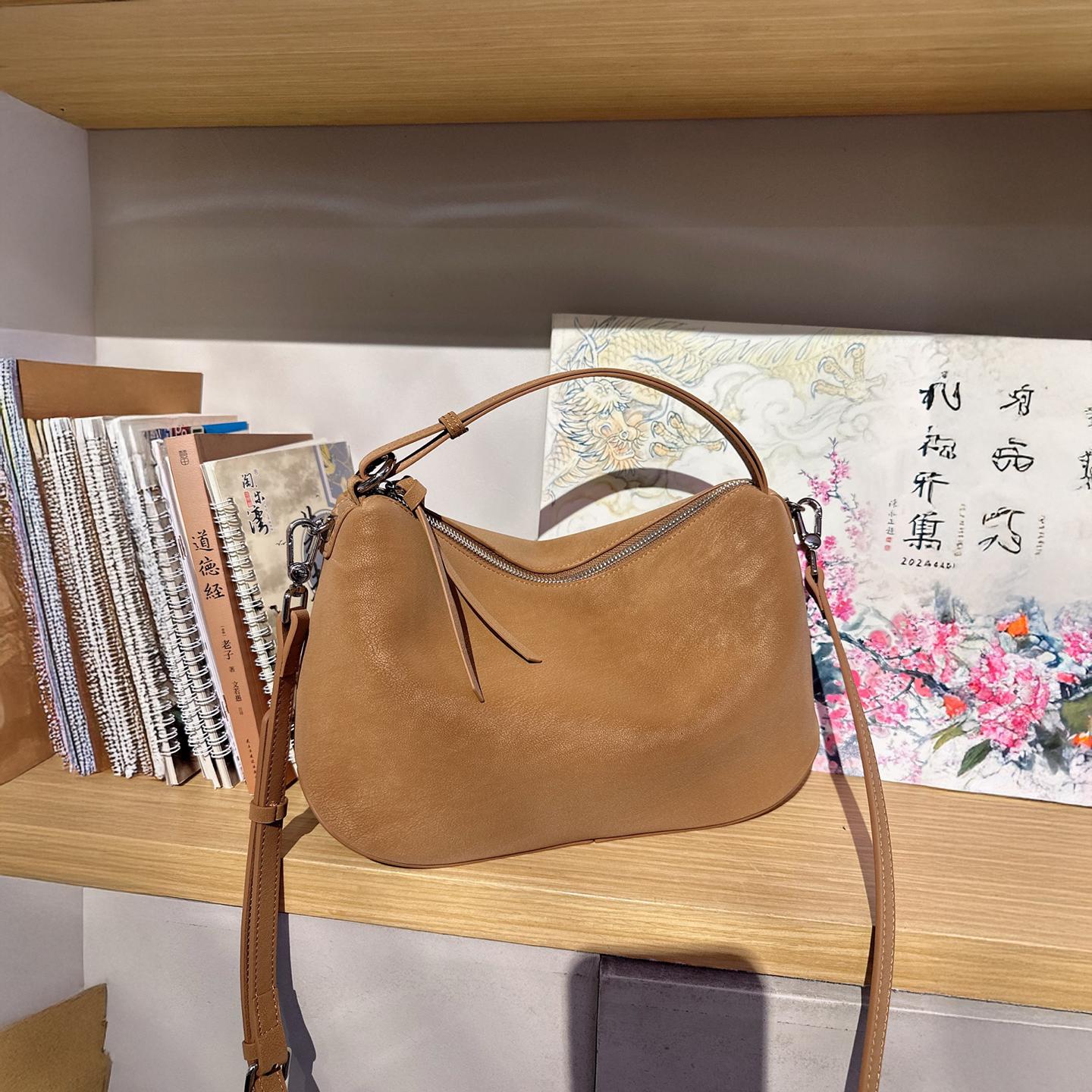 Mendy Genuine Autumn Winter Big Boston Luxury Designer Tote Soft Matte Suede Leather Women Handbag Female Shoulder Crossbody Bag
Mendy Genuine Autumn Winter Big Boston Luxury Designer Tote Soft Matte Suede Leather Women Handbag Female Shoulder Crossbody Bag