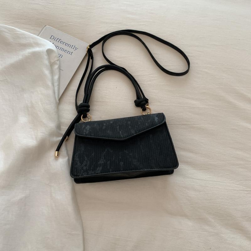 New niche design bag fashionable texture messenger Maillard small square bag retro simple versatile women s bag tide
New niche design bag fashionable texture messenger Maillard small square bag retro simple versatile women s bag tide