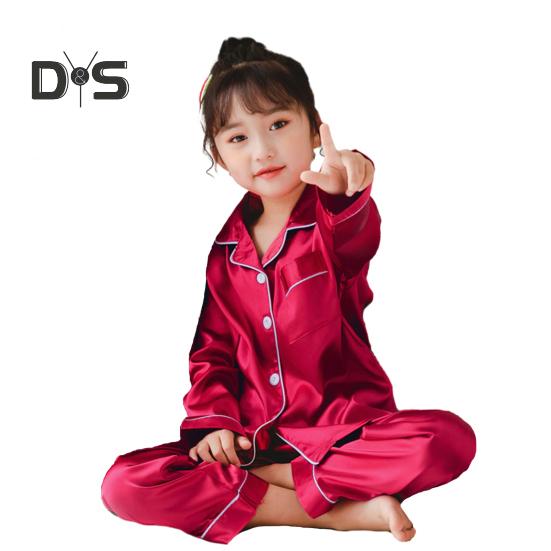 Комплект из 2 предметов детской пижамы весна-осень с отложным воротником и карманами на пуговицах для мальчиков и девочек от 3 до 14 лет из искусственного шелка с длинными рукавами, топ и штаны, одежда для сна 18 красный
Комплект из 2 предметов детской пижамы весна-осень с отложным воротником и карманами на пуговицах для мальчиков и девочек от 3 до 14 лет из искусственного шелка с длинными рукавами, топ и штаны, одежда для сна 18 красный
