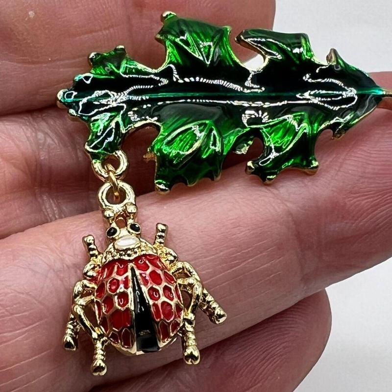 Leaf Ladybug Brooch Green Leaf Enamel Brooches for Women and Men Alloy Rhinestone Insects Plants Banquet Party Wedding Brooch
Leaf Ladybug Brooch Green Leaf Enamel Brooches for Women and Men Alloy Rhinestone Insects Plants Banquet Party Wedding Brooch