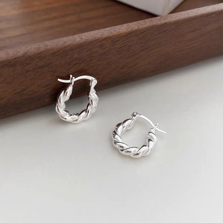 Shunyuan S925 Twisted Sterling Silver Earrings for Women - Simple, Fashionable Luxury with Smooth, Knotted Design. 925 Silver
Shunyuan S925 Twisted Sterling Silver Earrings for Women - Simple, Fashionable Luxury with Smooth, Knotted Design. 925 Silver