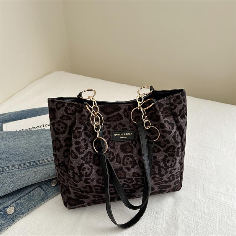 Casual large-capacity bag women s 2025 autumn new suede suede leopard print shoulder bag portable tote bag коричневий
Casual large-capacity bag women s 2025 autumn new suede suede leopard print shoulder bag portable tote bag коричневий