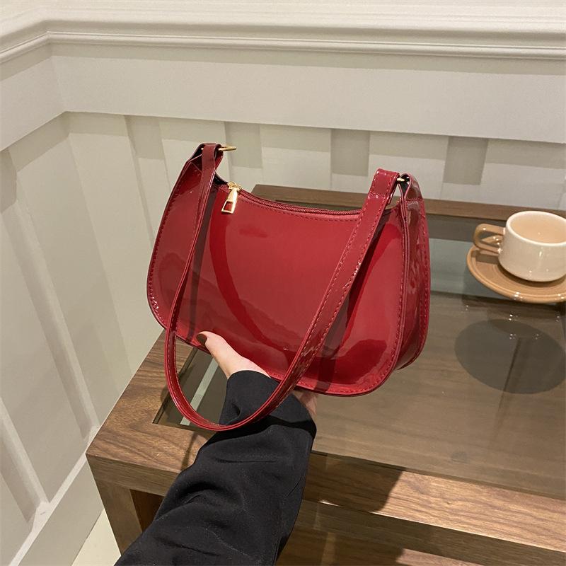 Premium bag women s new baguette bag retro hand-held armpit bag foreign style girl shoulder patent leather bag червоний
Premium bag women s new baguette bag retro hand-held armpit bag foreign style girl shoulder patent leather bag червоний