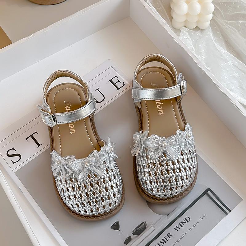 Girls woven hollow sandals for toddlers, young children, and older children2026Summer Cute Pearl Bow Princess Sandals 31-35Code one hand5Double срібний
Girls woven hollow sandals for toddlers, young children, and older children2026Summer Cute Pearl Bow Princess Sandals 31-35Code one hand5Double срібний