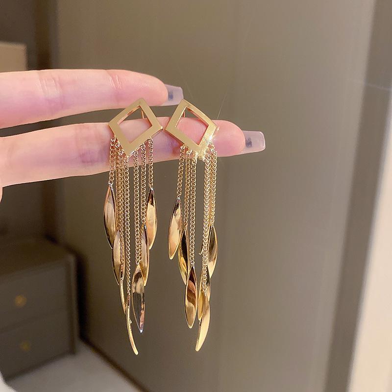 Серьги-кисточки с пайетками в виде металлических листьев класса люкс: Серебряные пусеты с позолотой для женщин
Серьги-кисточки с пайетками в виде металлических листьев класса люкс: Серебряные пусеты с позолотой для женщин