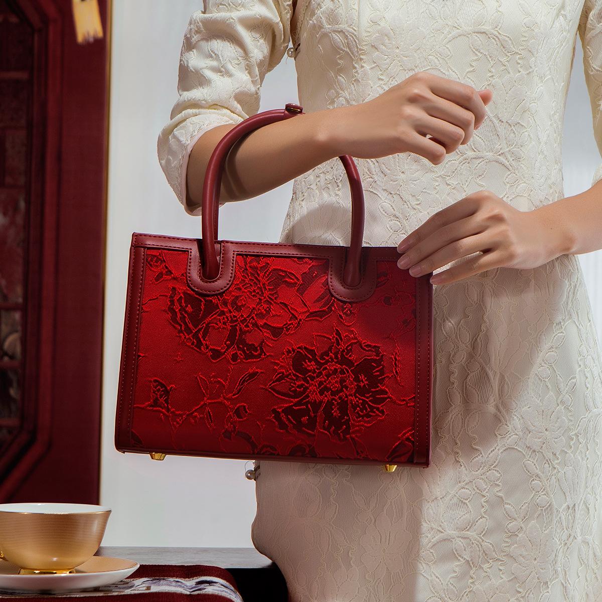 2024 New Large-Capacity Red High-End Chinese Embroidery Bag for Women, Bridal Bag, Wedding Bag, Mother s Handbag Default красный
2024 New Large-Capacity Red High-End Chinese Embroidery Bag for Women, Bridal Bag, Wedding Bag, Mother s Handbag Default красный