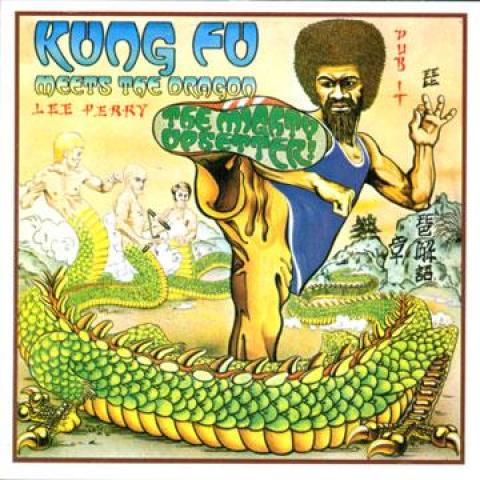 CD LEE PERRY - Kung Fu Meets The Dragon (подвиг. Aug JLCD5000 Justice League 1973 UK Reggae, Ska & Dub
CD LEE PERRY - Kung Fu Meets The Dragon (подвиг. Aug JLCD5000 Justice League 1973 UK Reggae, Ska & Dub