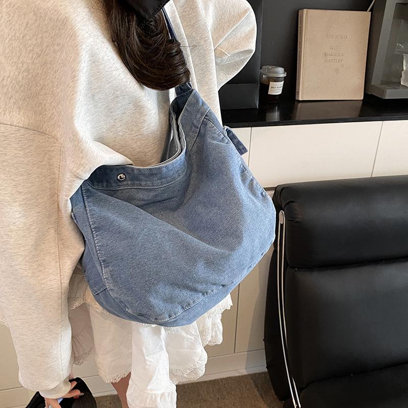 Large capacity slack denim messenger bag simple retro canvas bag male student shoulder bag messenger bag темно-синий
Large capacity slack denim messenger bag simple retro canvas bag male student shoulder bag messenger bag темно-синий