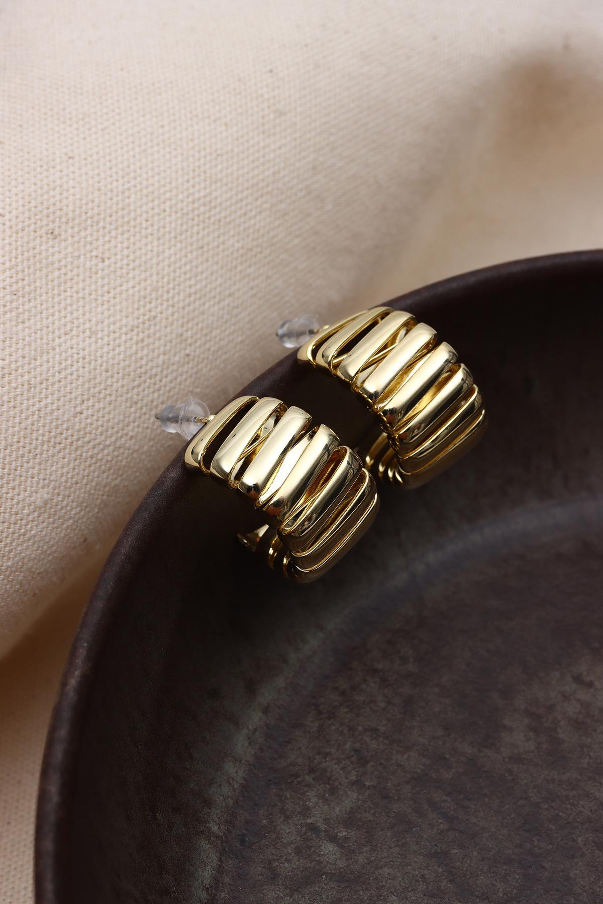 Полосатые серьги-кольца золотого цвета 
Полосатые серьги-кольца золотого цвета