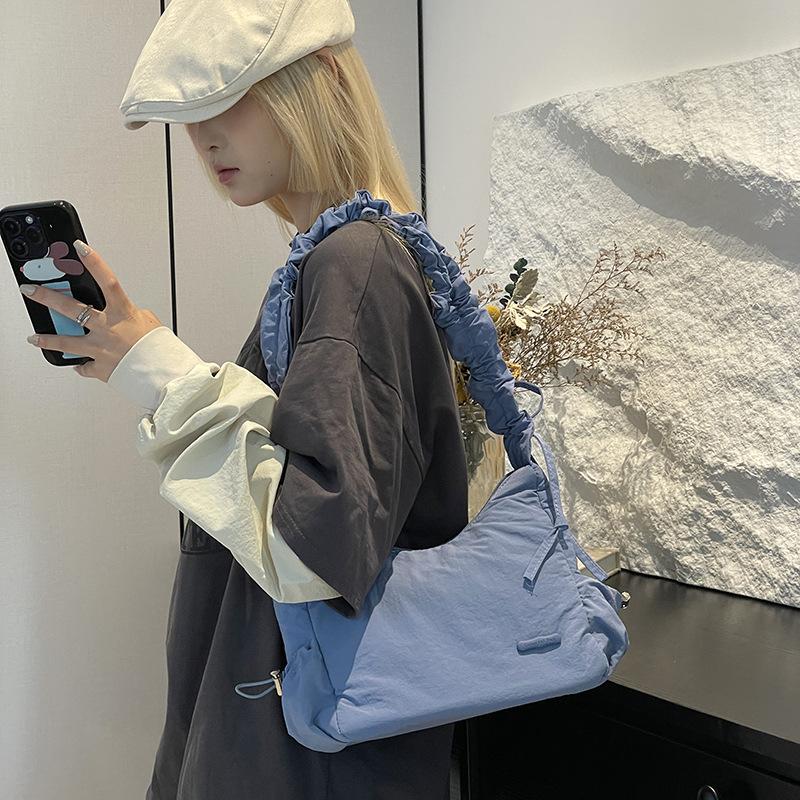Niche design drawstring pleated bag solid color light and cute versatile shoulder bag
Niche design drawstring pleated bag solid color light and cute versatile shoulder bag